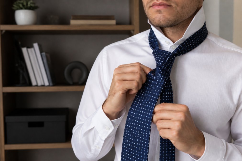 How to Tie a Four-in-Hand Knot Step by Step